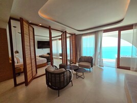 Executive Suite | Premium bedding, pillowtop beds, free minibar items, desk