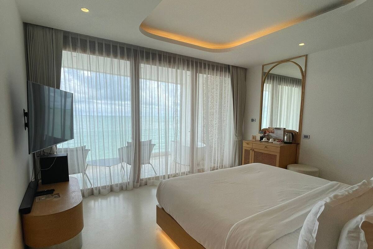Studio with Ocean View | Premium bedding, pillow-top beds, free minibar items, desk