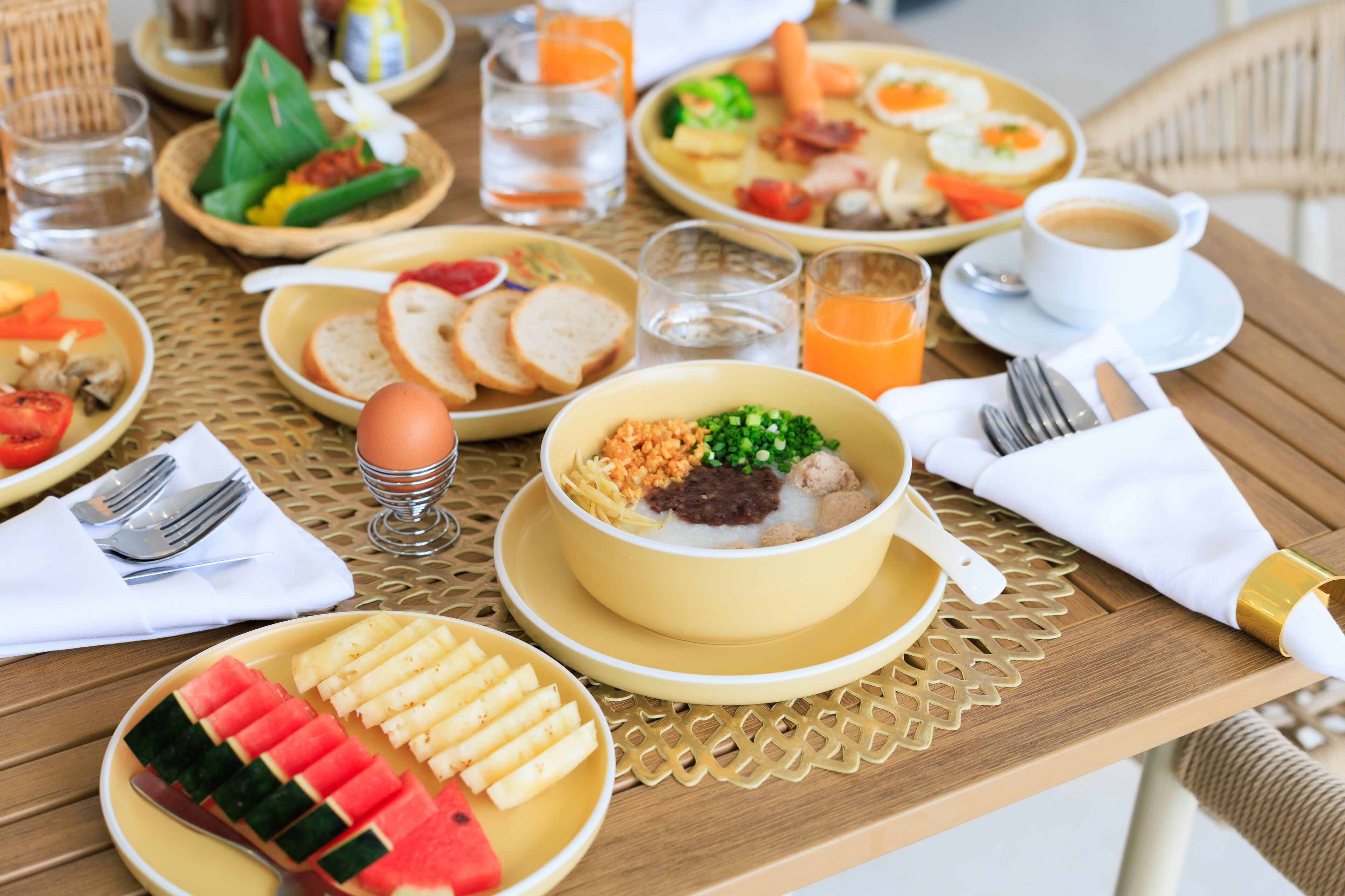Et morgenbord med forskellige retter, blandt andet æg, brød og frugt.