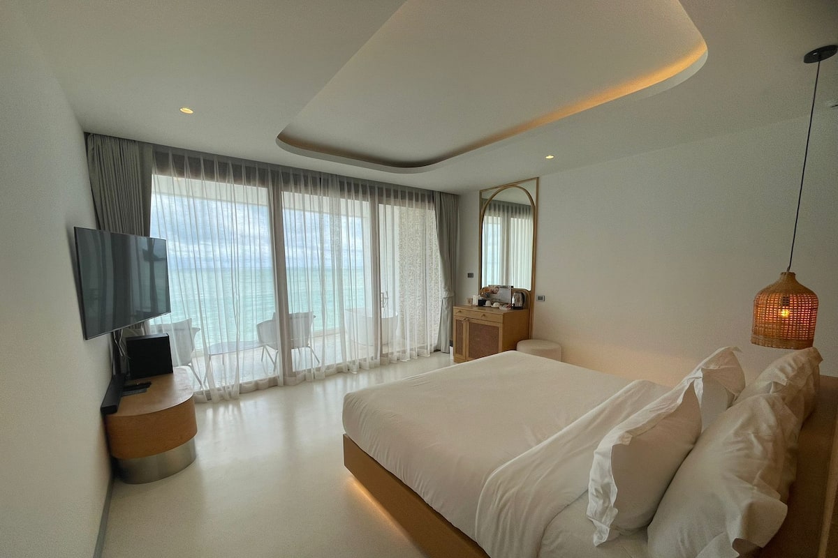 Deluxe Suite with Sea View | Premium bedding, pillow-top beds, free minibar items, desk