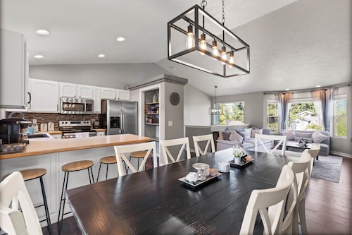 6BR/3BA House - 2nd Living and Entry - 18 Guests