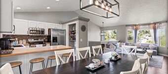 6BR/3BA House - 2nd Living and Entry - 18 Guests