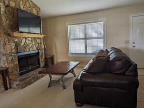 Smart TV, fireplace, books - Cozy 3 bedroom, 2 bathroom home by the beach. (Navarre)