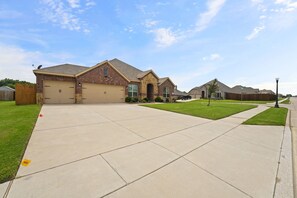 Exterior - Spacious 4b3bth N. Dallas home in quiet area. 30min from DFW or 41min to DAL (Oak Point)