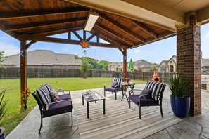 Terrace/patio - Spacious 4b3bth N. Dallas home in quiet area. 30min from DFW or 41min to DAL (Oak Point)