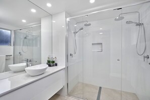 Ducha, secador de pelo y toallas