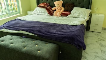 5 bedrooms, iron/ironing board, WiFi, bed sheets