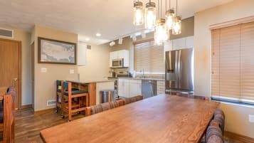 Condo, 2 Bedrooms | Dining