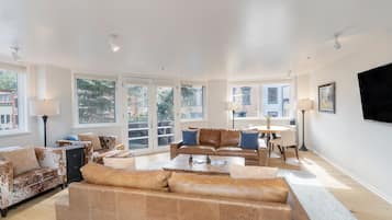 Condo, 2 Bedrooms | Living area