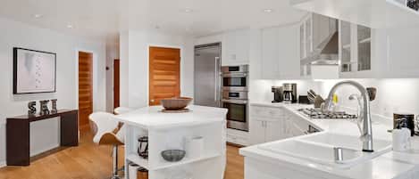 Condo, 2 Bedrooms | Private kitchen | Fridge, oven, coffee/tea maker, toaster