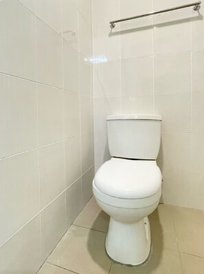 Standard Double Room | Bathroom | Shower, towels, toilet paper