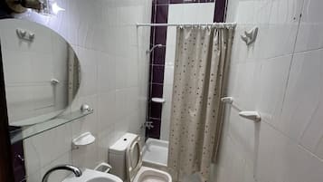 Bañera y ducha independientes, toallas