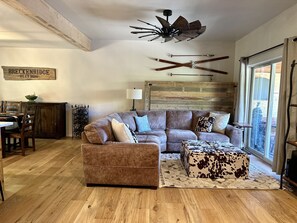 Smart-tv, pejs, bordtennisbord, bøger