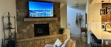 Smart TV, fireplace, ping pong, books