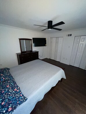 4 bedrooms, iron/ironing board, WiFi, bed sheets - 4 bedrooms 2 baths Sleeps 10 - Big Yard - Completely Remodeled and Updated (Baton Rouge)