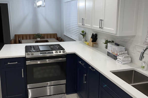 Een koelkast, een magnetron, een oven, een kookplaat