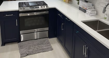 4 bedrooms 2 baths Sleeps 10 - Big Yard - Completely Remodeled and Updated