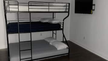 4 habitaciones, tabla de planchar con plancha, wifi y ropa de cama