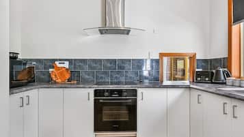Frigorífico, microondas, horno y placa de cocina