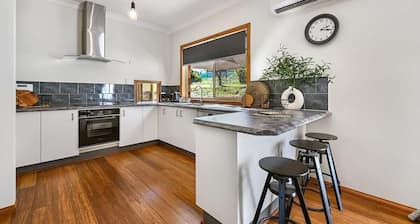 Highfields - Rural Entertainer with Valley Views