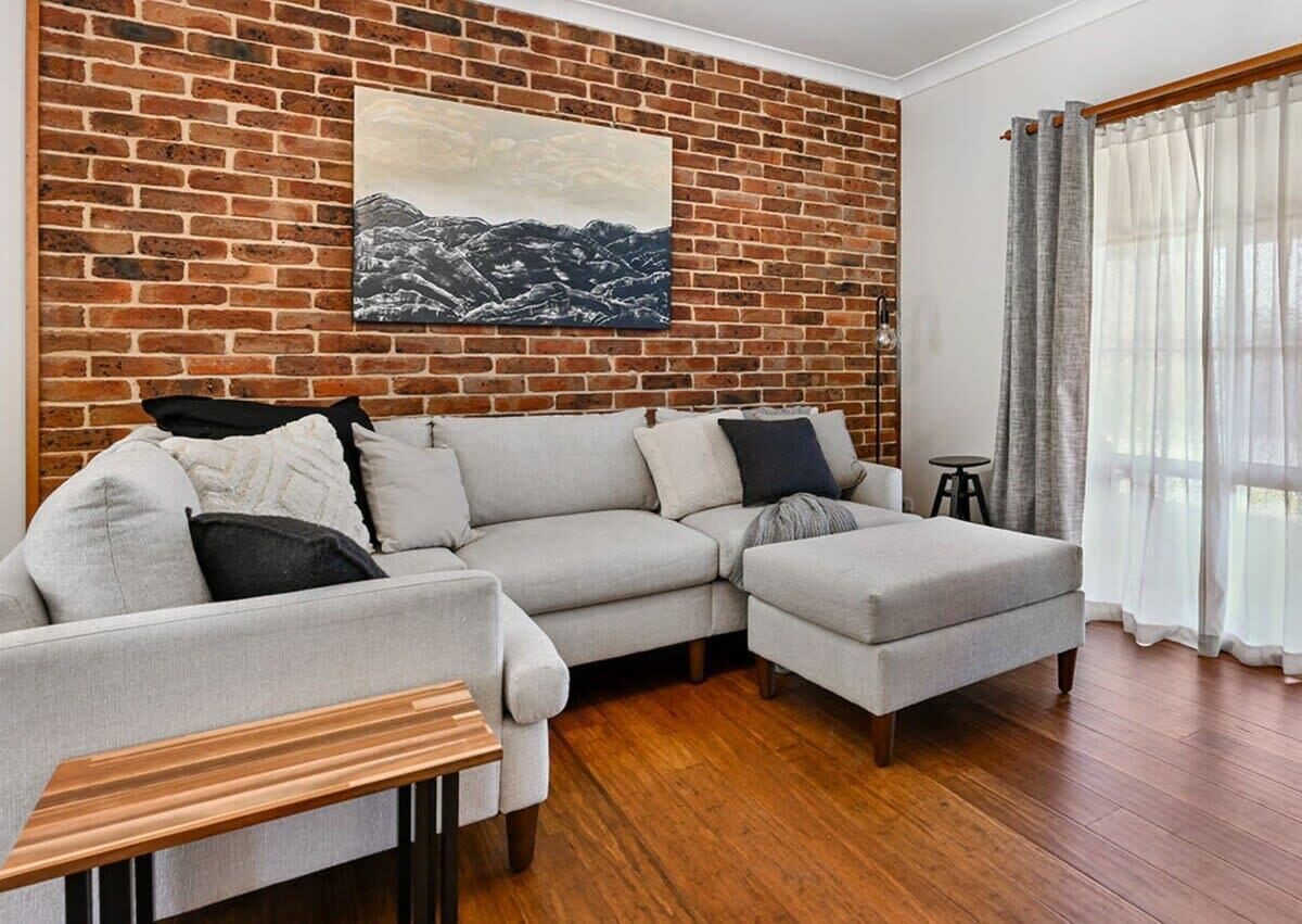 Tv, dvd-afspiller, bøger, kontorer