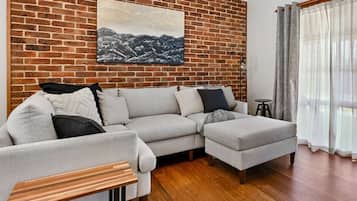 Tv, dvd-afspiller, bøger, kontorer