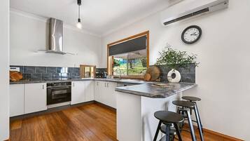 Køleskab, mikrobølgeovn, ovn, kogeplade