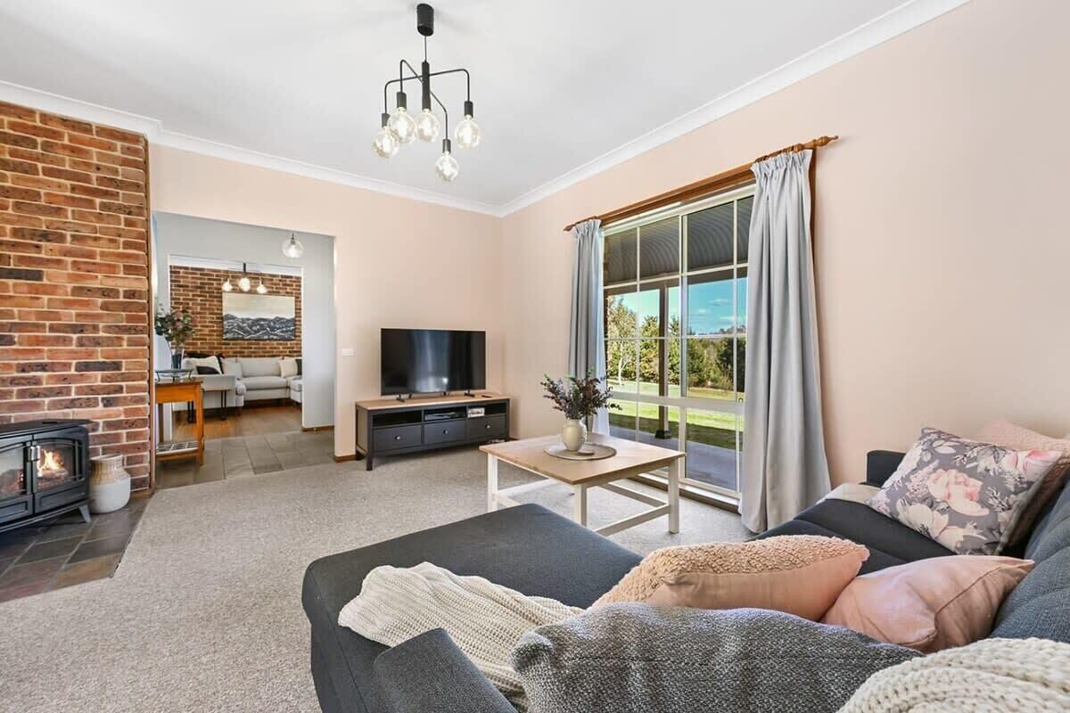 Tv, dvd-spelare, böcker och kontor