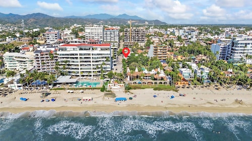 Golden Zone 1BR - Only 99 Steps to Beach!