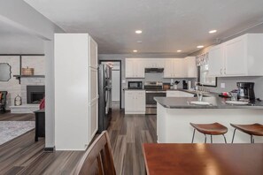 Fridge, microwave, oven, stovetop - Champion Center Accommodations - 6 beds, 2 bath (Appleton)