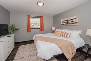 4 bedrooms, iron/ironing board, WiFi, bed sheets - Champion Center Accommodations - 6 beds, 2 bath (Appleton)