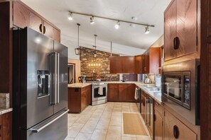 Fridge, microwave, oven, stovetop - Great Group Getaway: Games Galore + Outdoor Oasis (Painesville)