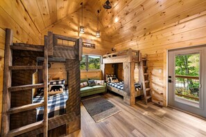5 bedrooms, iron/ironing board, WiFi, bed sheets