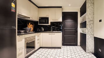 Deluxe Studio Suite, 1 Bedroom | Private kitchen | Fridge, microwave, oven, stovetop