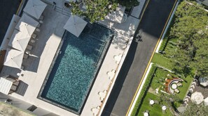 Outdoor pool - Floral Court Hotel & Residence Sukhumvit 13 (Bangkok)