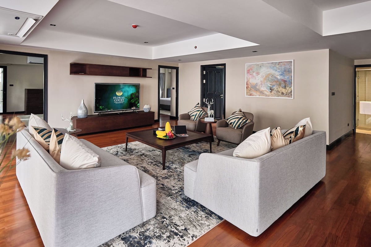 Deluxe Studio Suite, 3 Bedrooms | Living area | 55-inch flat-screen TV with satellite channels
