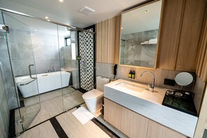 Bathroom - Floral Court Hotel & Residence Sukhumvit 13 (Bangkok)