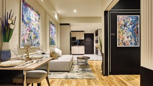 Un interior moderno con zona de comedor, sofá y cocina.