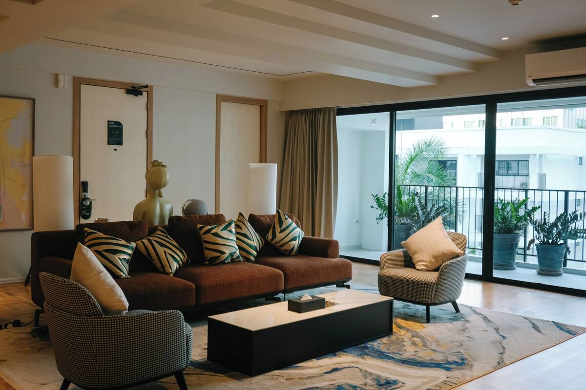ห้องเอ็กเซกคิวทีฟสวีท, 3 ห้องนอน | ห้องนั่งเล่น | ทีวีจอแบน 55 นิ้ว พร้  อมช่องดาวเทียม