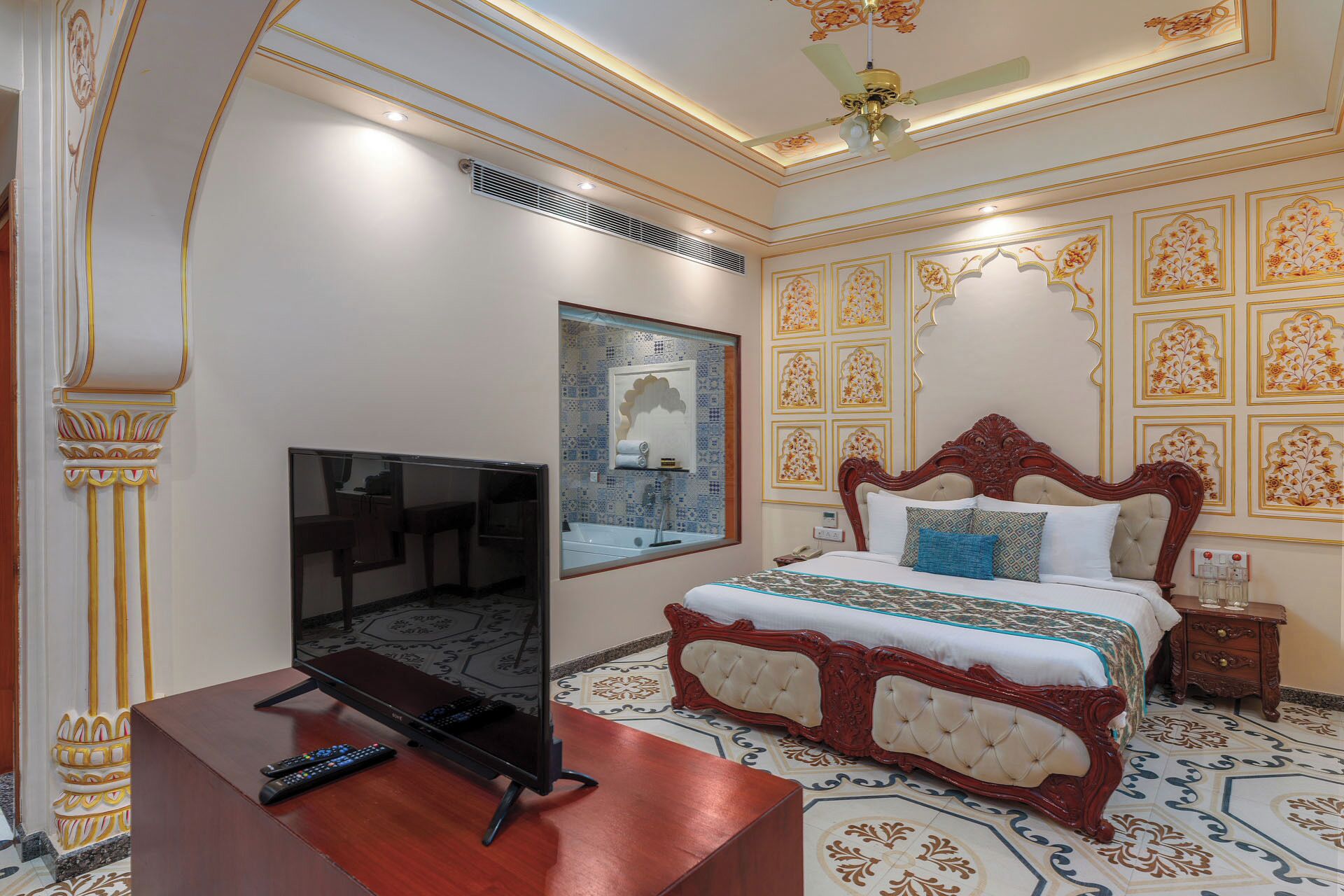 Sawai Palace Suite | In-room safe, free WiFi, bed sheets