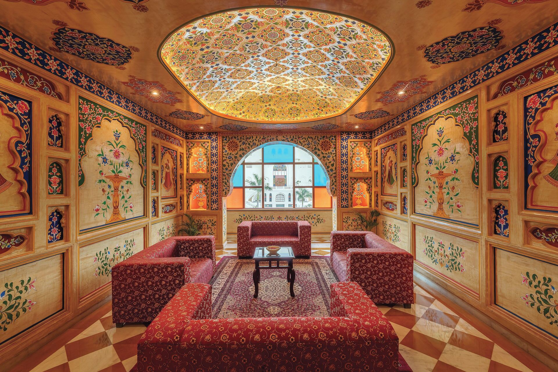 المنشأة من الداخل