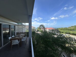 Outdoor dining - Cosy Apt on friar’s bay SxM . 2 min to the Friar’s Bay beach ,restaurants (Saint Martin)