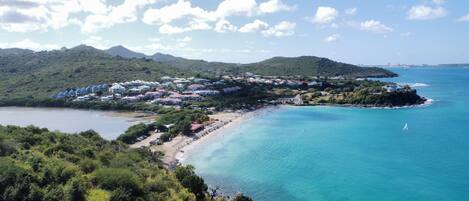 Beach nearby, sun loungers, beach towels