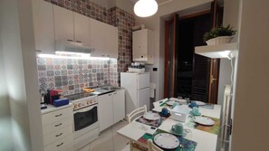 Réfrigérateur, four, plaque de cuisson, cafetière/bouilloire