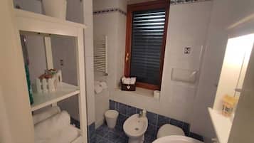Regadera, secadora de cabello, bidet, toallas