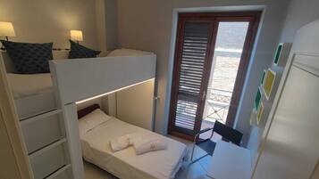 3 habitaciones, tabla de planchar con plancha, wifi y ropa de cama