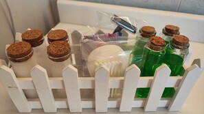 Douche, sèche-cheveux, bidet, serviettes fournies