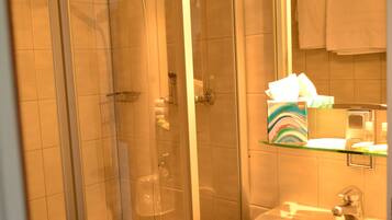Dusche, Haartrockner, Handtücher, Seife