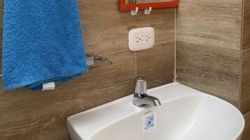 Dusj, håndklær, såpe og toalettpapir