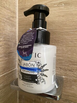 Douche, serviettes fournies, savon, papier toilette